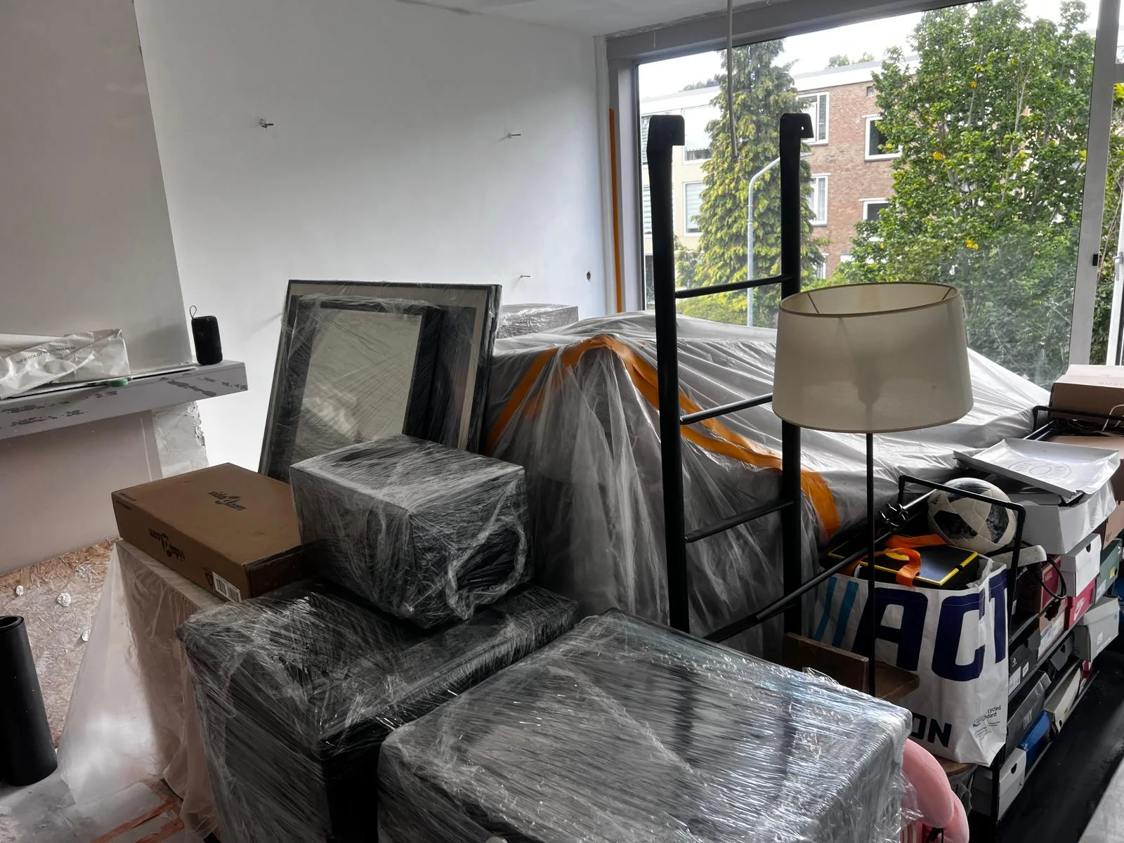 Ingepakte meubels en dozen klaar voor de verhuizing